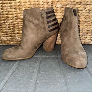 Carlos by Carlos Santana Women’s Hawkins Heeled Ankle Boots Side Zip Beige Sz 8M